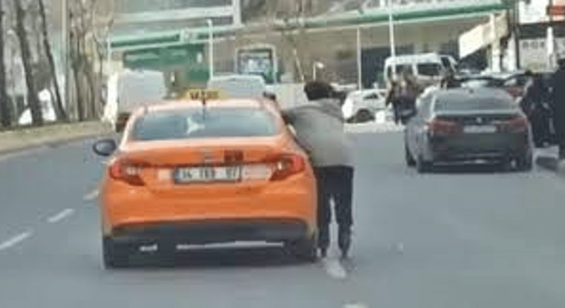 بالفيديو..شاب تركي يخاطر بحياته في منتصف الشارع بإسطنبول