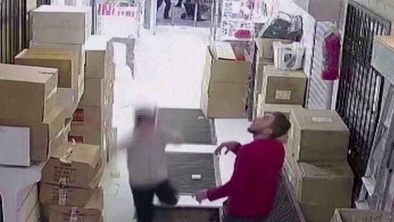 تركيا اليوم بالفيديو.. شاب يسقط في حفرة بإسطنبول أثناء انشغاله بهاتفه إسطنبول