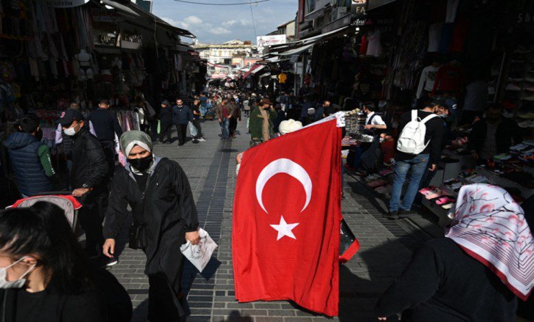 تركيا اليوم غضب كبير لدى المواطنين الاتراك بعد حرق شبان سوريين العلمً التركي (فيديو) توزيع السوريين تركيا