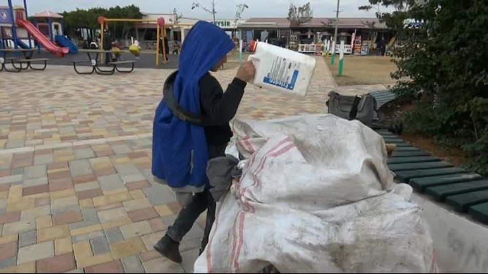 بيد واحدة..طفل سوري يعيل عائلته بعمل شاق ويثير دهشة واحترام الأتراك