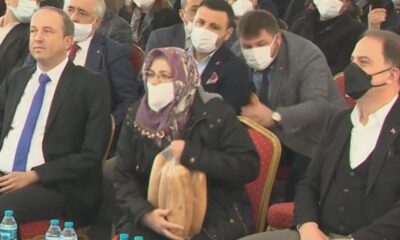 بسبب سيدة.. أكرم إمام أوغلو يقطع حديثه في منتصفه (فيديو)