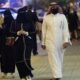 فيديو يشعل الغضب في السعودية .. لص يعتدي على امرأة بعنف أمام المارة وسط الرياض
