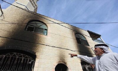 مستوطنون إسرائيليون يحرقون أجزاءً من مسجد شمالي الضفة