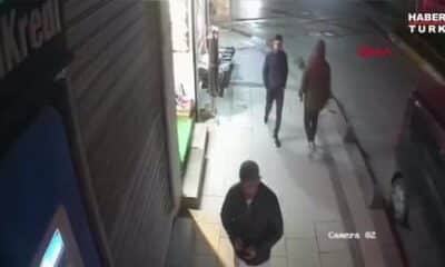 شاهد : شاب ينجو بأعجوبة من سقوط شباك على رأسه في اسطنبول