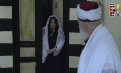 سخرية واسعة من مشهد رومانسي لـ" أم بشير" والشيخ في باب الحارة |فيديو