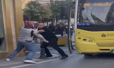 شاهد.. قتال بالسكاكين بين سائق حافلة ركاب وسائق دراجة نارية في إسطنبول