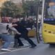 شاهد.. قتال بالسكاكين بين سائق حافلة ركاب وسائق دراجة نارية في إسطنبول