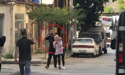 بالفيديو : لتجنب الإعتقال ..شاب تركي يتخذ فتاة كرهينة في إسطنبول وهذا ما حدث