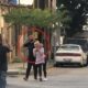 بالفيديو : لتجنب الإعتقال ..شاب تركي يتخذ فتاة كرهينة في إسطنبول وهذا ما حدث