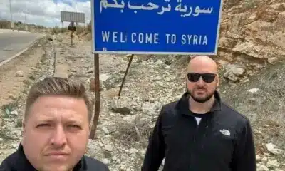 يوتيوبر بريطاني يفضح ميليشيا أسد.. أدخلوه إلى الملعب لتصوير الأمان فوثق الطائفية والتشبيح (فيديو)