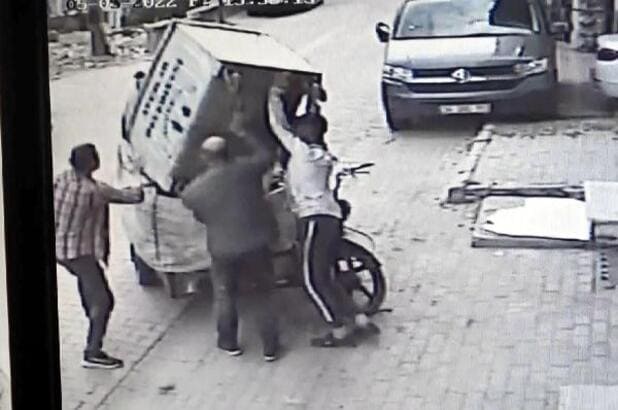 سرقة غريبة من نوعها.. جامعي الورق يسرقون حاوية قمامة في اسطنبول