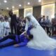 بالفيديو: عروس تركية تطرح زوجها أرضا في حفل زفافهما!