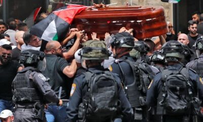 الاحتلال الإسرائيلي يقمع جنازة الصحفية الفلسطينية شيرين أبو عاقلة (فيديو)