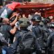 الاحتلال الإسرائيلي يقمع جنازة الصحفية الفلسطينية شيرين أبو عاقلة (فيديو)