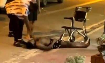 ترك مريض أجنبي على باب مشفى باسطنبول بحجة أنه لا يوجد سرير فارغ (فيديو)