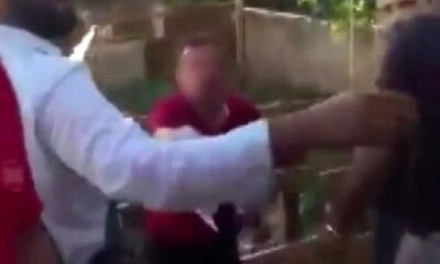 بعد تحرشه بفتاة.. مواطن يتعرض للضرب في حافلة مواصلات عامة
