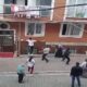 رجموا المنزل بالحجارة.. شجار عنيف بين مواطنين في إسطنبول (فيديو)