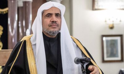 هل يجوز أداء الصلاة وراء خطيب عرفة محمد العيسى؟