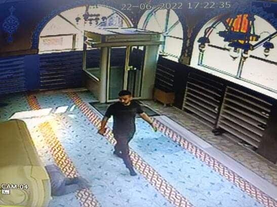 شاهد..شاب يسرق حقيبة مُصلي في إسطنبول