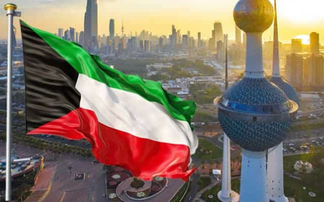 شاب يرمي إخوانه الأربعة في الشارع.. صدمة في الكويت