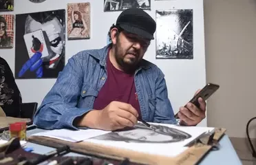 حارس أمن سعودي يبدع بالرسم: أوقفت عن عملي لهذا السبب!
