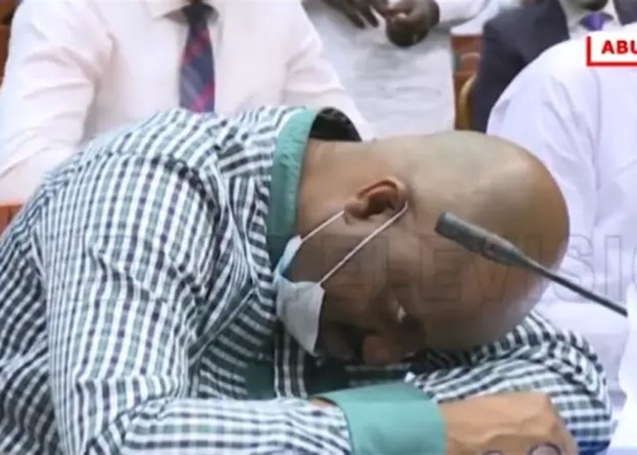 حيلة ولا أغرب.. فيديو لمسؤول نيجيري يفقد الوعي بسحر ساحر