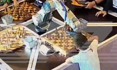 شاهد مباراة شطرنج تتحول لمأساة.. روبوت يهاجم طفلاً ويكسر إصبعه
