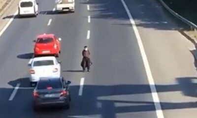 فيديو يحبس الأنفاس.. رجل يتخطى الطريق السريع بطريقة غريبة!