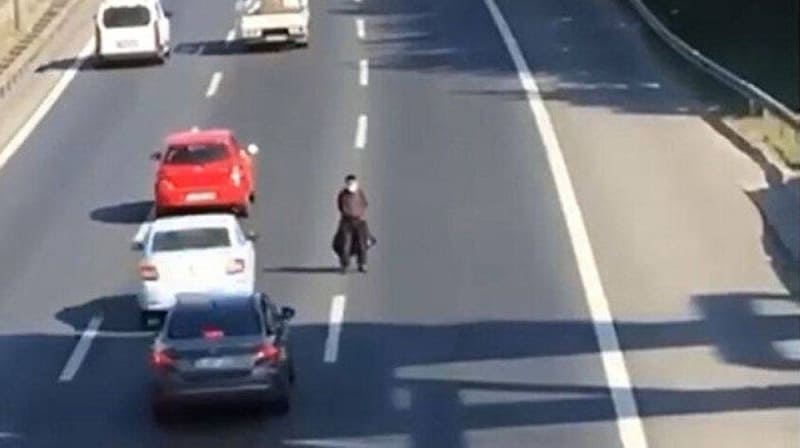 فيديو يحبس الأنفاس.. رجل يتخطى الطريق السريع بطريقة غريبة!