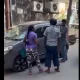 90 ثانية توثّق.. صدم باب سيارتها فلقنته درساً لن ينساه