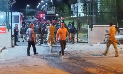 شاهد: لاجئين يشعلون النيران في مركز الترحيل لهذا السبب!