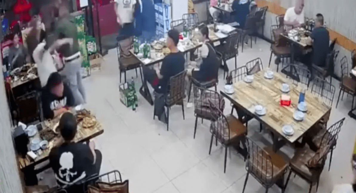 تركيا اليوم تحرش انتهى بعنف.. السجن لرجال ضربوا نساء بوحشية في الصين تحرش انتهى بعنف.. السجن لرجال ضربوا نساء بوحشية في الصين