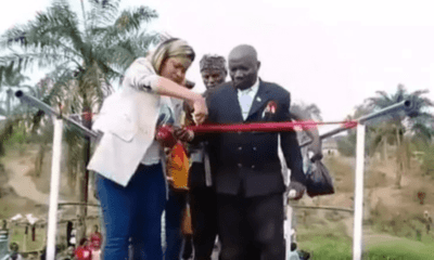 شاهد لحظات طريفة.. جسر يسقط ساعة افتتاحه!