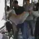 لحظات تحبس الأنفاس.. سائق تركي ينقذ طالباً سورياً أُصيب بأزمة قلبيّة (فيديو)