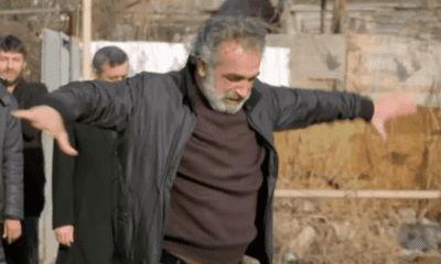 أب يرقص على قبر ابنته يفطر القلوب.. ما قصة هذا الفيديو؟