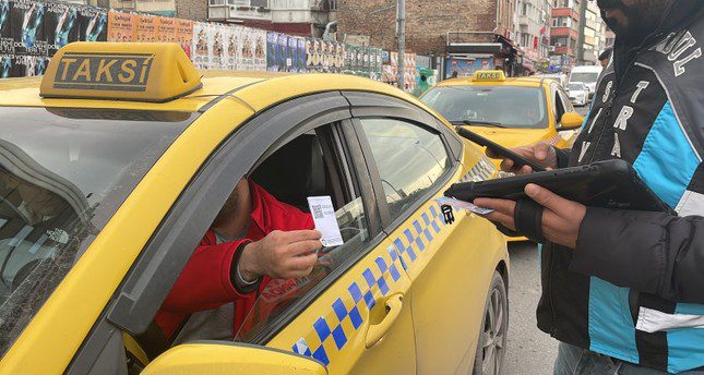تركيا اليوم إسطنبول تفرض غرامات على الآلاف من سائقي سيارات الأجرة المخالفين إسطنبول تفرض غرامات على الآلاف من سائقي سيارات الأجرة المخالفين
