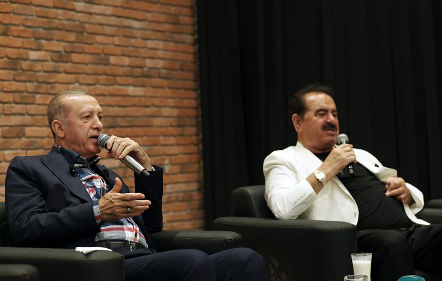 شاهد.. أردوغان يغني "دويتو" شعبي مع المطرب إبراهيم تاتليساس