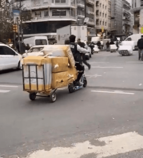 من ميزة تخفيف الازدحام إلى نقل البضائع..استخدام جديد للسكوتر الكهربائي في إسطنبول