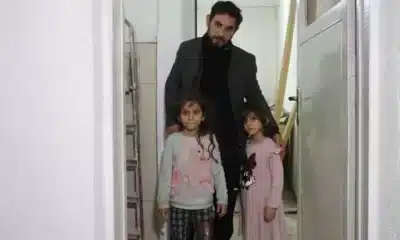 تركي يهاجم مستأجراً سورياً ويهدده بالقتل أمام زوجته وأطفاله (فيديو)