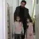 تركي يهاجم مستأجراً سورياً ويهدده بالقتل أمام زوجته وأطفاله (فيديو)