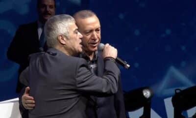 شاهد.. الرئيس أردوغان يفاجئ الجميع ويشارك مغني شهير على المسرح