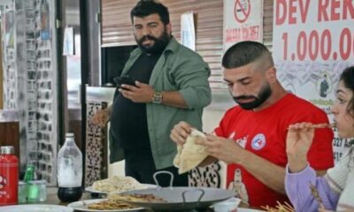 تركيا: أجنبي يحطم رقمًا قياسيًا في تناول أكبر عدد من أسياخ الكباب