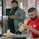 تركيا: أجنبي يحطم رقمًا قياسيًا في تناول أكبر عدد من أسياخ الكباب