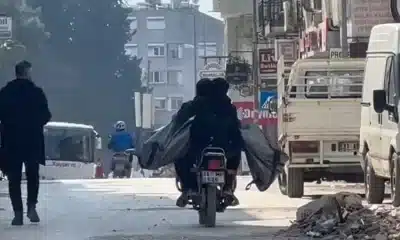 لقطة مؤثرة لسوري ينقل جثث أقاربه من ضحايا الزلزال على دراجة (فيديو)
