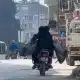 لقطة مؤثرة لسوري ينقل جثث أقاربه من ضحايا الزلزال على دراجة (فيديو)