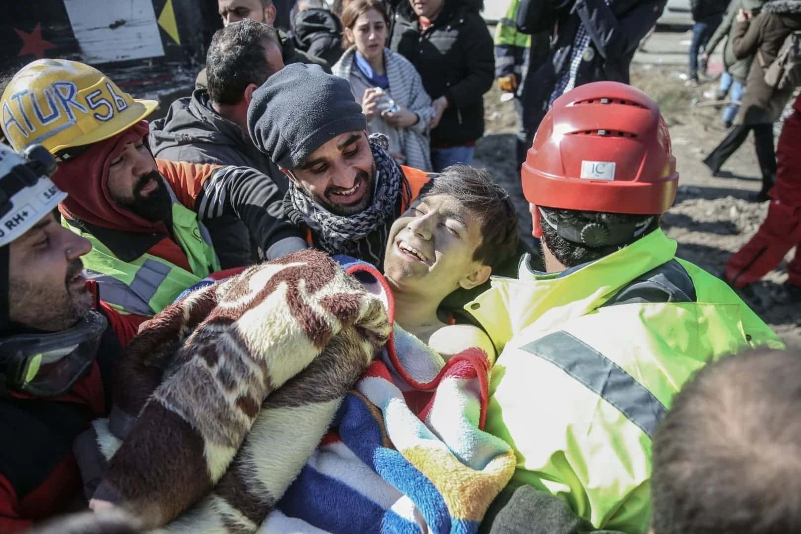 زلزال تركيا.. ناجون انتصروا على "الزمن القاتل" تحت الأنقاض