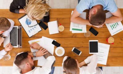 تعرف على لائحة الدول التي تُجرم الاتصال بالموظف بعد ساعات العمل