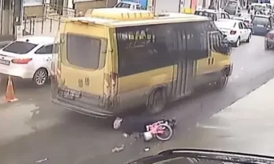 مشهد صاعق.. سيدة تنجو بأعجوبة من الموت تحت عجلات حافلة