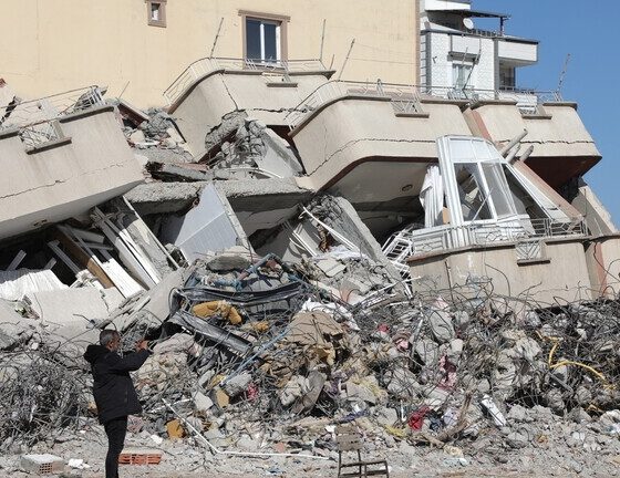 عالم زلازل تركي يدعو لبناء مدن مقاومة بعد زلزال أفغانستان