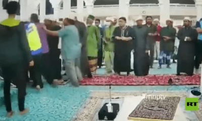 بالفيديو.. رجل يعتدي على إمام مسجد أثناء الصلاة في ماليزيا